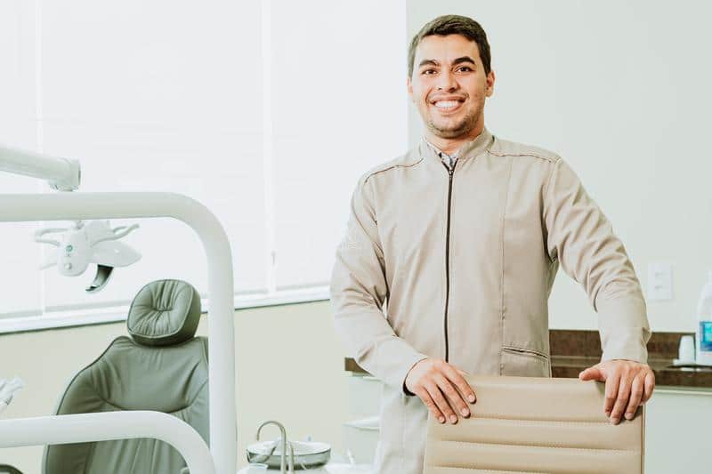 Tratamentos odontológicos com Dr Rodrigo aguardando paciente no consultorio